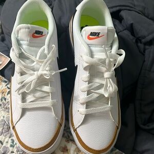 Women’s Nike court legacy